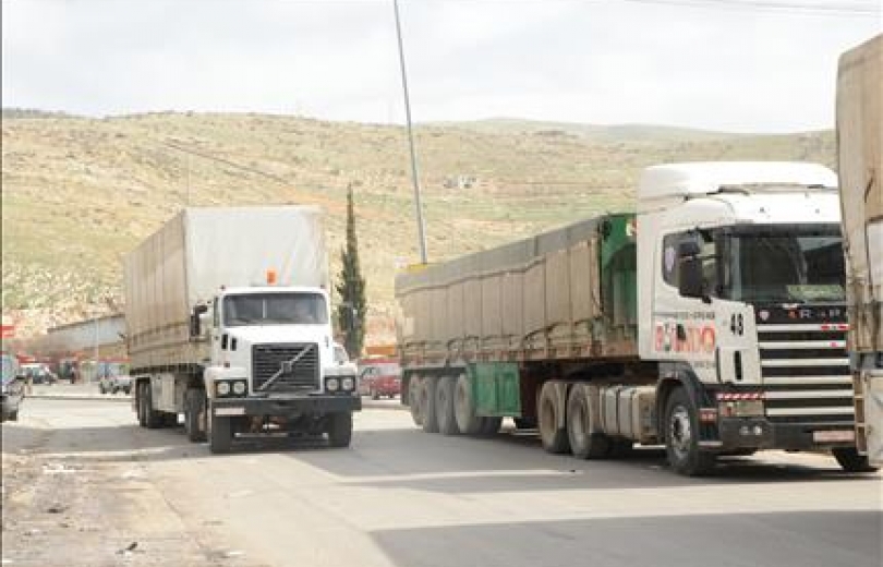 ساحة المصنع الجمركية تزدحم بالشاحنات: الادارة لا تزال في عطلة الاعياد 