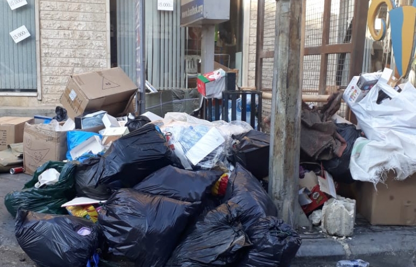 النفايات تتراكم في شوارع بعلبك والبلدية تتحرك