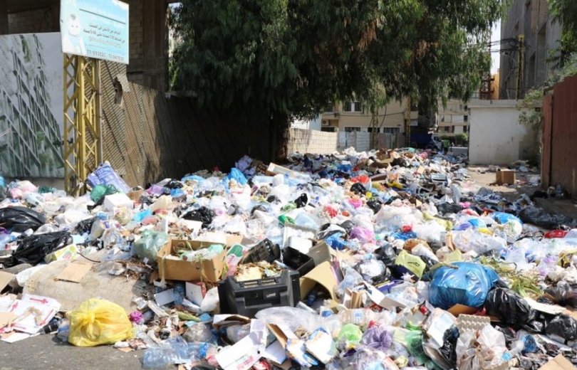 بالصور النفايات تجتاح بيروت وتقطع طريقا 