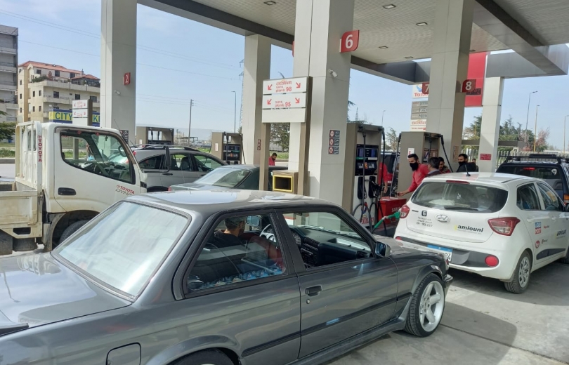 بالصور: طوابير السيارات امام محطات الوقود تتمدد
