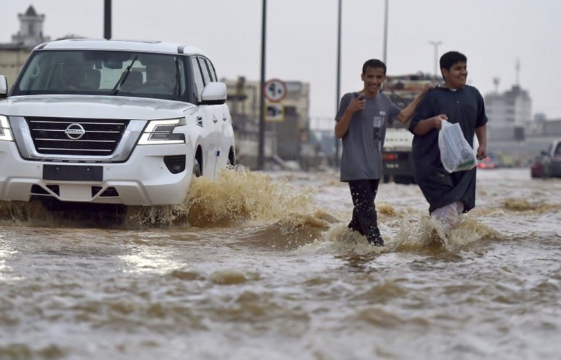 أمطار غزيرة في السعودية تتسبب بوفاة شخصين وتعليق الدراسة وإغلاق طرق