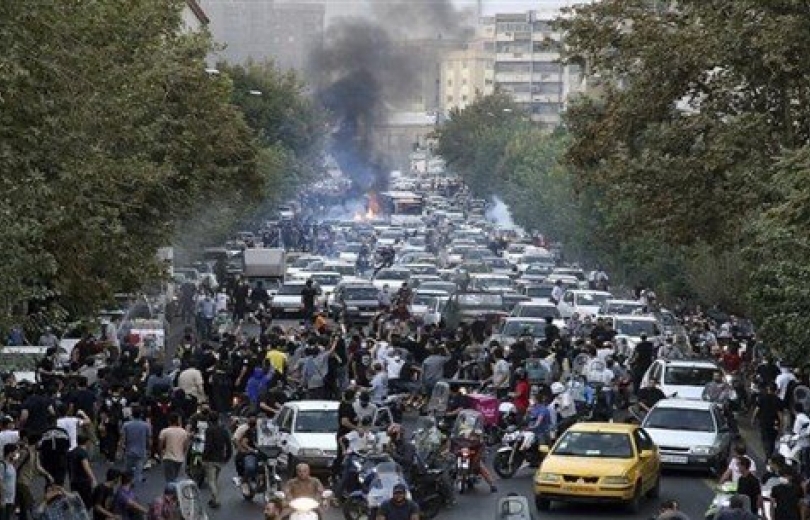 تظاهرات ليلية غاضبة تهزّ طهران