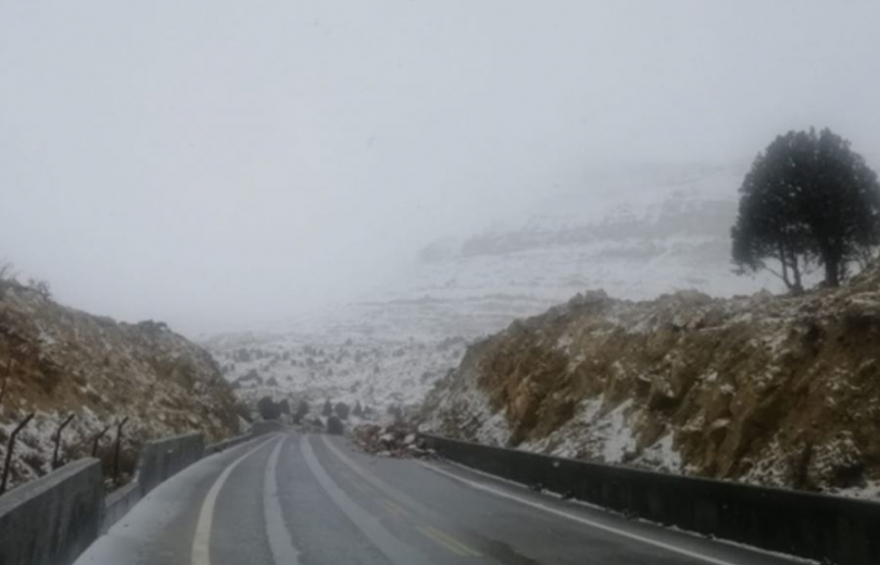 الثلوج تغطي مرتفعات الضنية وتقطع طريقها مع الهرمل