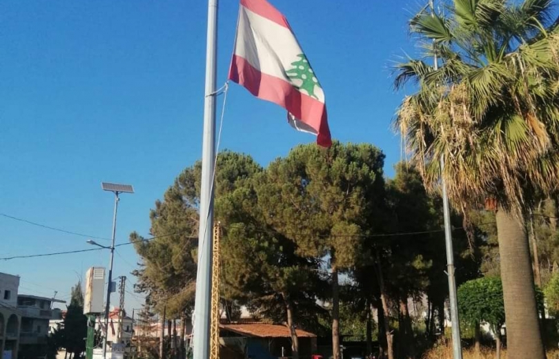 بلدية عنجر تنكس العلم اللبناني حدادًا 