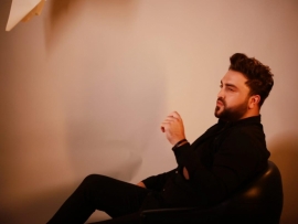 احتفل الفنان السوري إيفان نصوح، بنجاح أغنيته الأخيرة 
