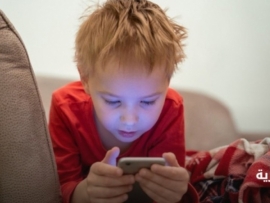 نبض الخطر: ربع الأطفال في الفترة العمرية بين 5 و7 سنوات يجتاحون عالم الهواتف!